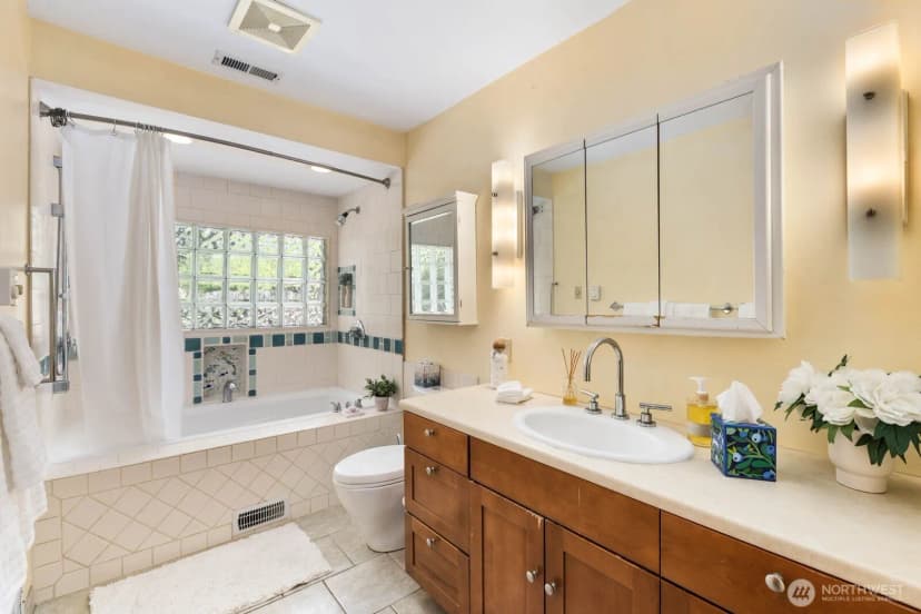 Property photo for 10434 Ne 17th Street, Bellevue photo 19