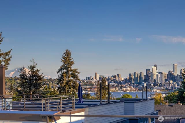 Property photo for 4331 Woodland Park Avenue N, Seattle photo 2
