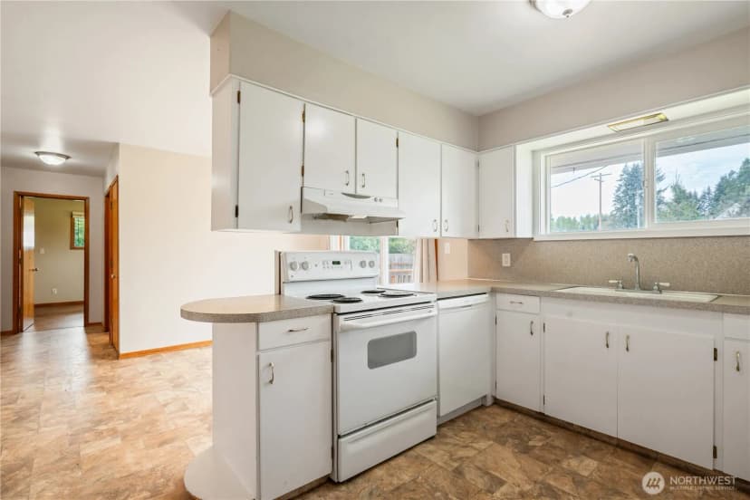 Property photo for 301 Cedar Street, Toledo photo 12