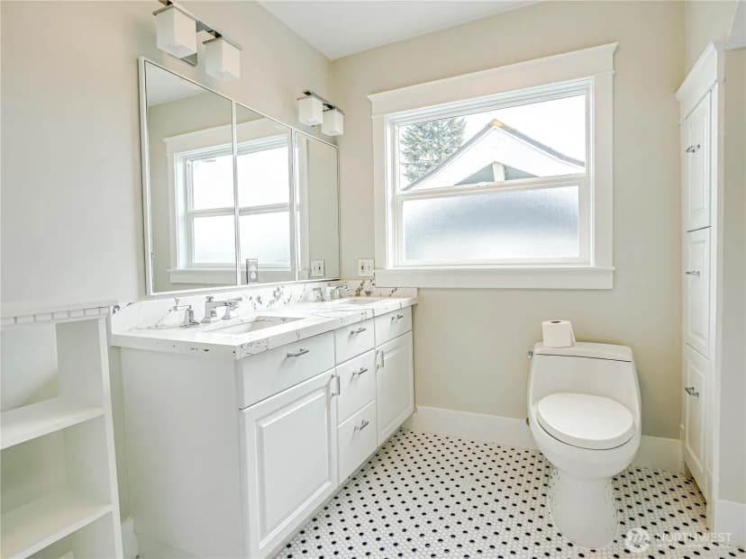 Property photo for 4026 Burke Avenue N, Seattle photo 23