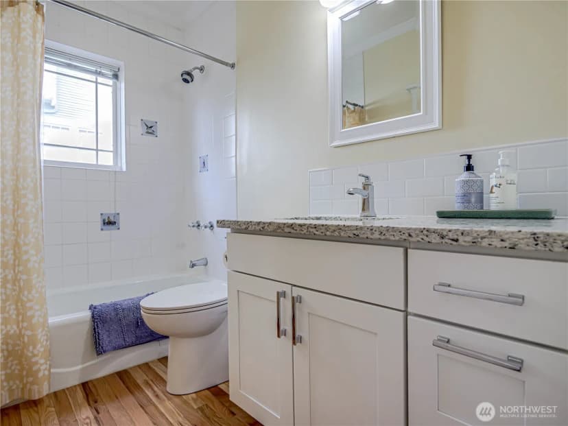 Property photo for 4026 Burke Avenue N, Seattle photo 14