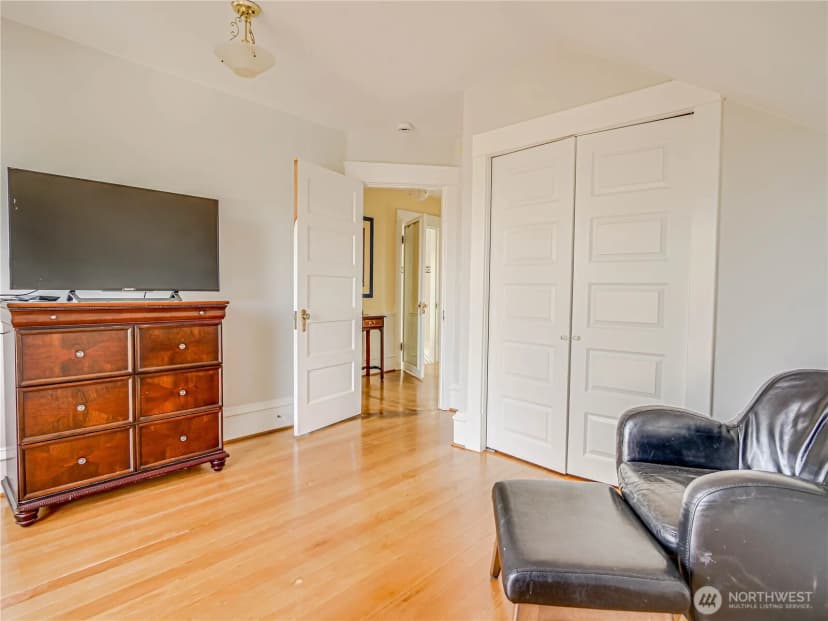Property photo for 4026 Burke Avenue N, Seattle photo 18