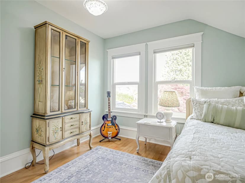 Property photo for 4026 Burke Avenue N, Seattle photo 21