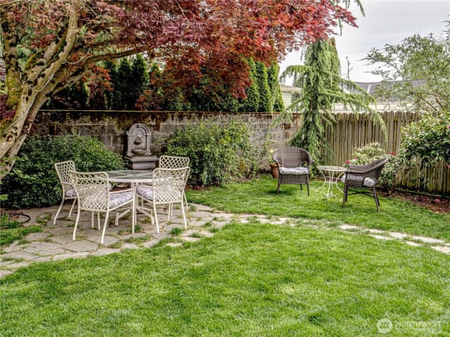 Property photo for 4026 Burke Avenue N, Seattle photo 4