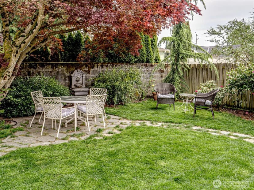 Property photo for 4026 Burke Avenue N, Seattle photo 4