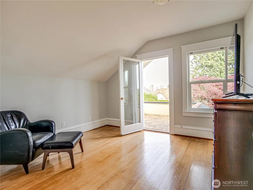 Property photo for 4026 Burke Avenue N, Seattle photo 17