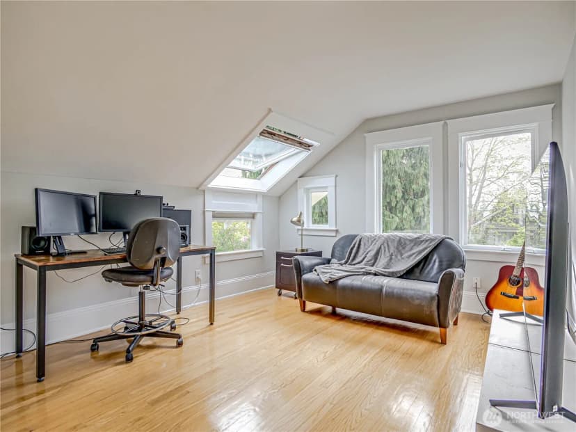 Property photo for 4026 Burke Avenue N, Seattle photo 22