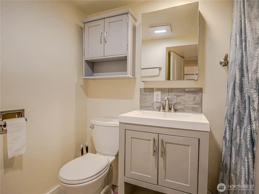 Property photo for 4026 Burke Avenue N, Seattle photo 31