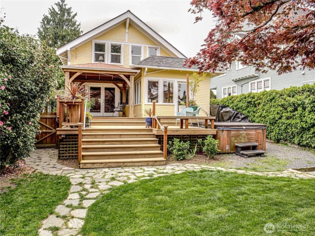 Property photo for 4026 Burke Avenue N, Seattle photo 3
