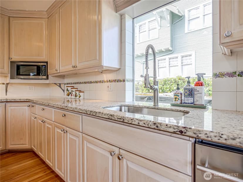 Property photo for 4026 Burke Avenue N, Seattle photo 11