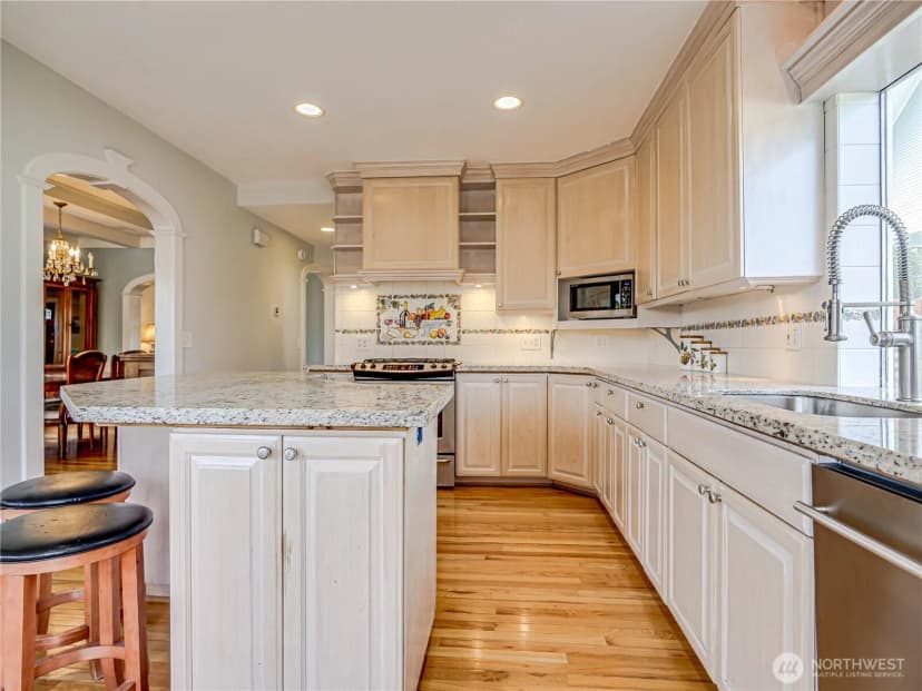 Property photo for 4026 Burke Avenue N, Seattle photo 10