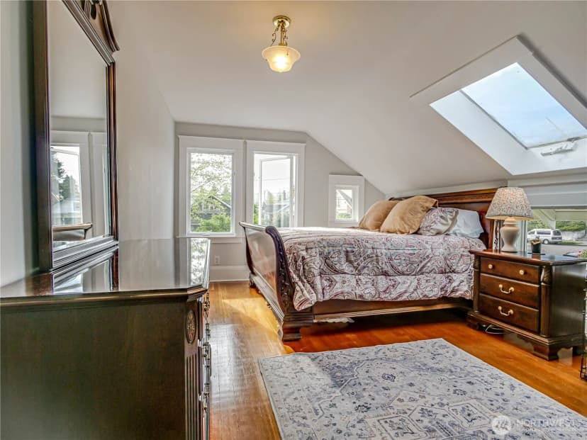 Property photo for 4026 Burke Avenue N, Seattle photo 16