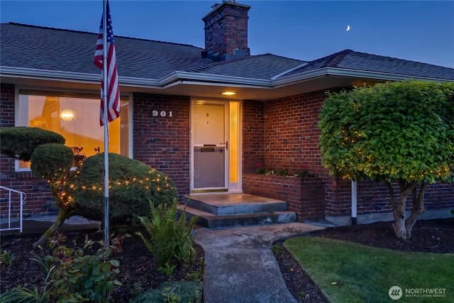Property photo for 901 Rucker Avenue, Everett photo 2