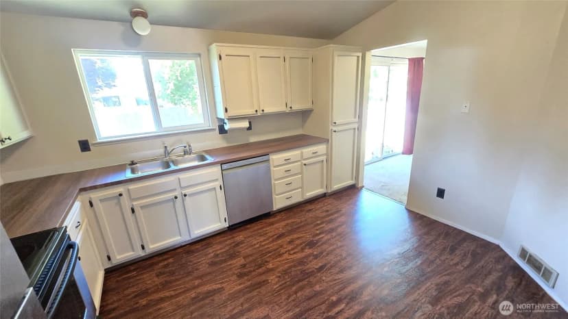 Property photo for 73 Nw Roeder Drive, Oak Harbor photo 4