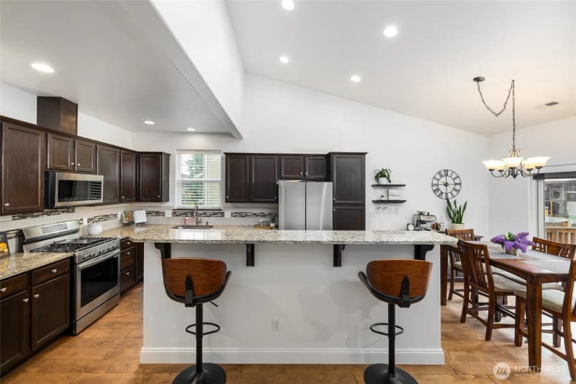 Property photo for 1820 Barnum Lane, Burlington photo 3