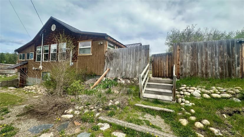 Property photo for 400 Bluff Street, Winthrop