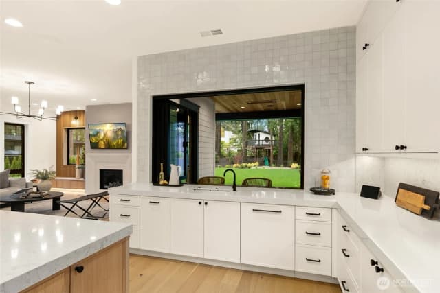Property photo for 10630 Se 22nd Street, Bellevue photo 4