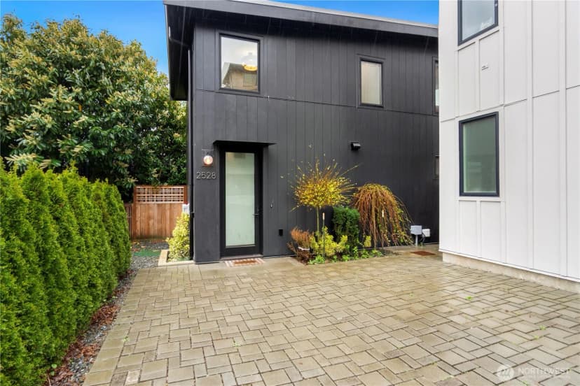 Property photo for 2528 27th Avenue W, Seattle photo 19