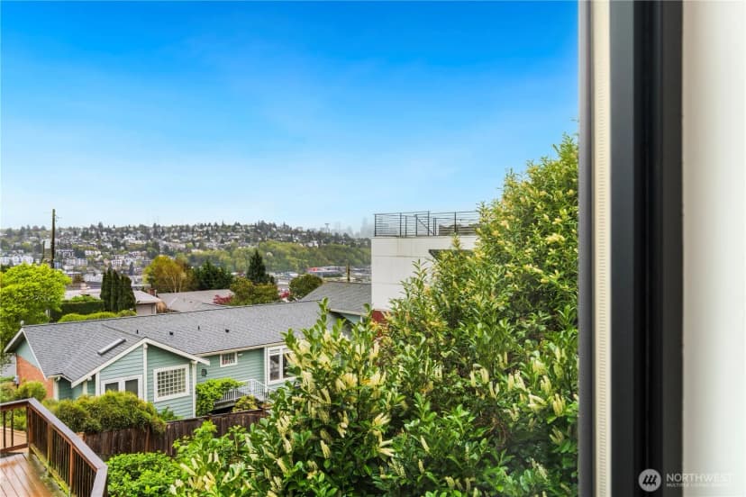 Property photo for 2528 27th Avenue W, Seattle photo 14