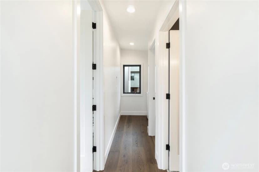 Property photo for 2528 27th Avenue W, Seattle photo 10