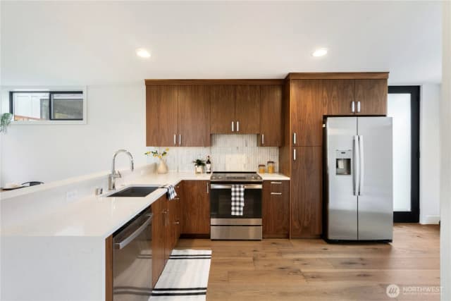 Property photo for 2528 27th Avenue W, Seattle photo 4