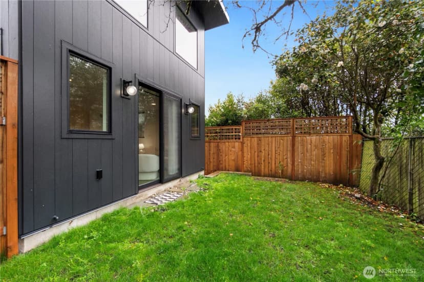 Property photo for 2528 27th Avenue W, Seattle photo 8