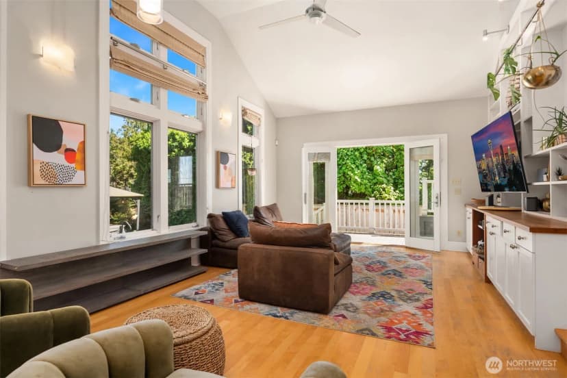 Property photo for 1012 2nd Avenue W, Seattle photo 13
