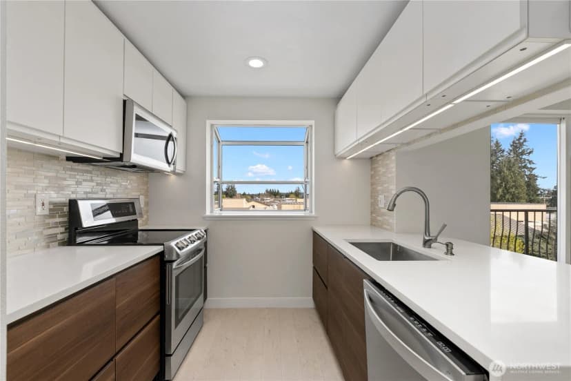 Property photo for 12056 15th Avenue Ne #404, Seattle photo 14