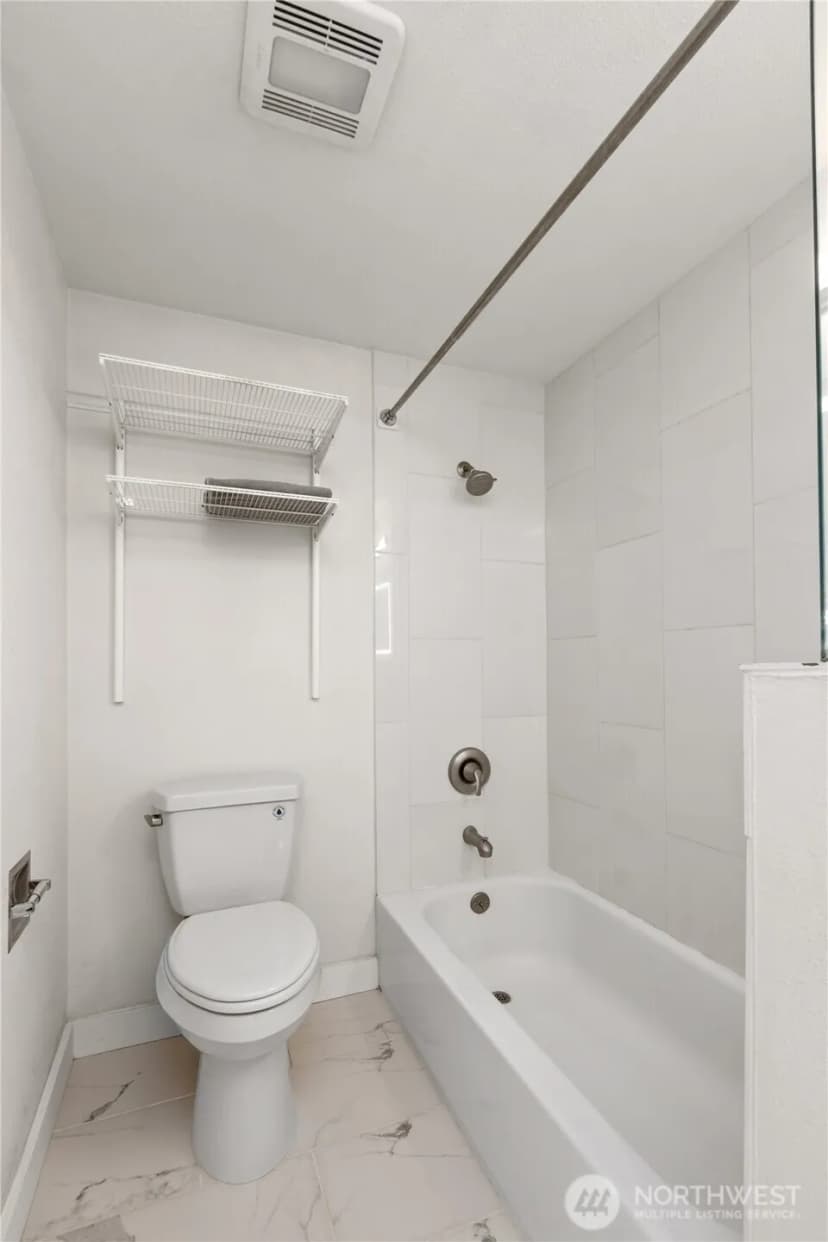 Property photo for 12056 15th Avenue Ne #404, Seattle photo 20