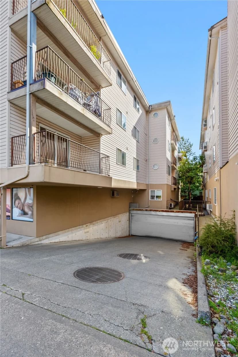 Property photo for 12056 15th Avenue Ne #404, Seattle photo 27