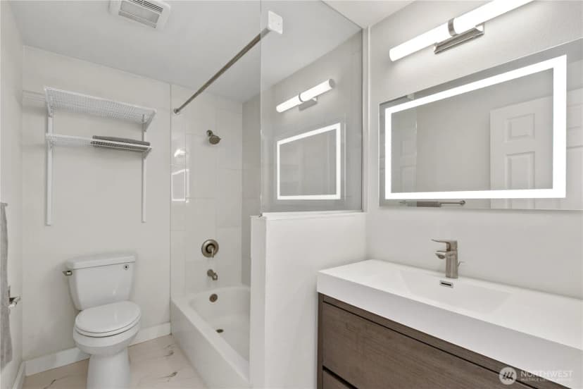 Property photo for 12056 15th Avenue Ne #404, Seattle photo 18