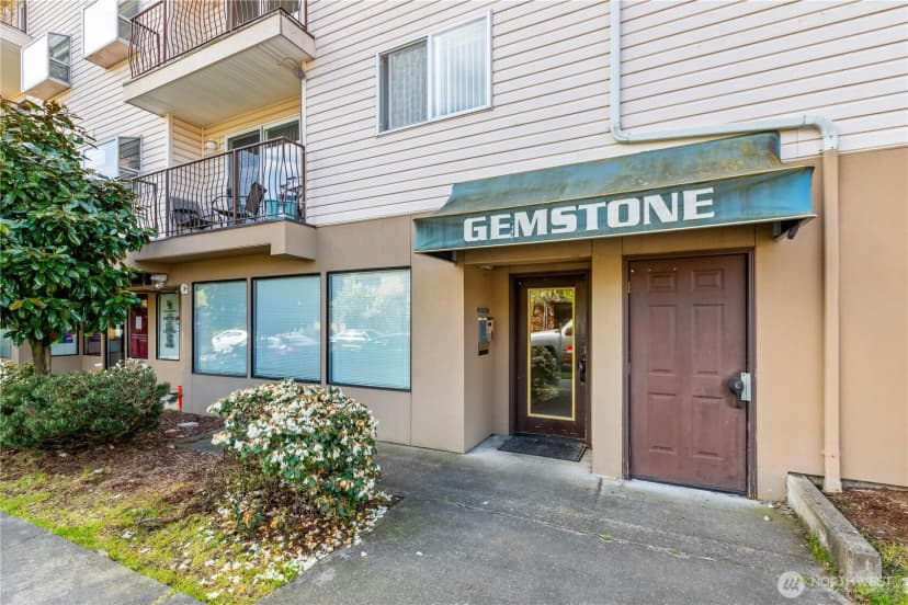 Property photo for 12056 15th Avenue Ne #404, Seattle photo 30