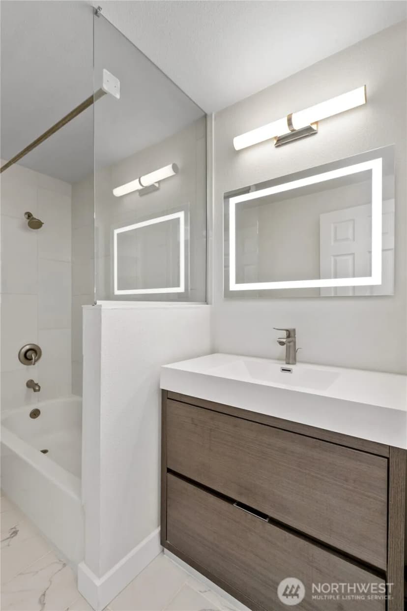Property photo for 12056 15th Avenue Ne #404, Seattle photo 19