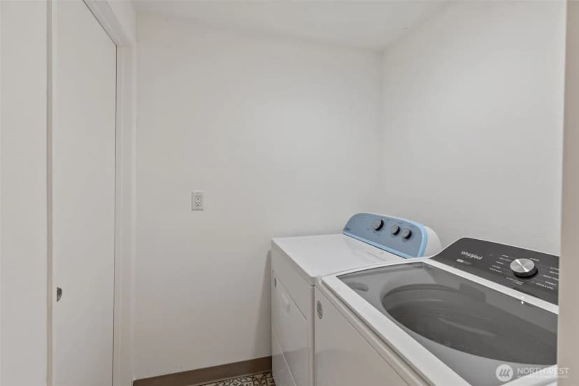 Property photo for 327 108 Avenue Se, Bellevue photo 28
