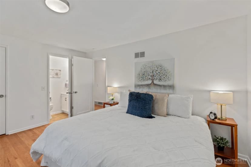 Property photo for 327 108 Avenue Se, Bellevue photo 14