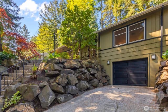 Property photo for 327 108 Avenue Se, Bellevue