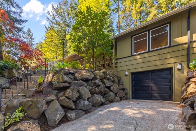 Property photo for 327 108 Avenue Se, Bellevue