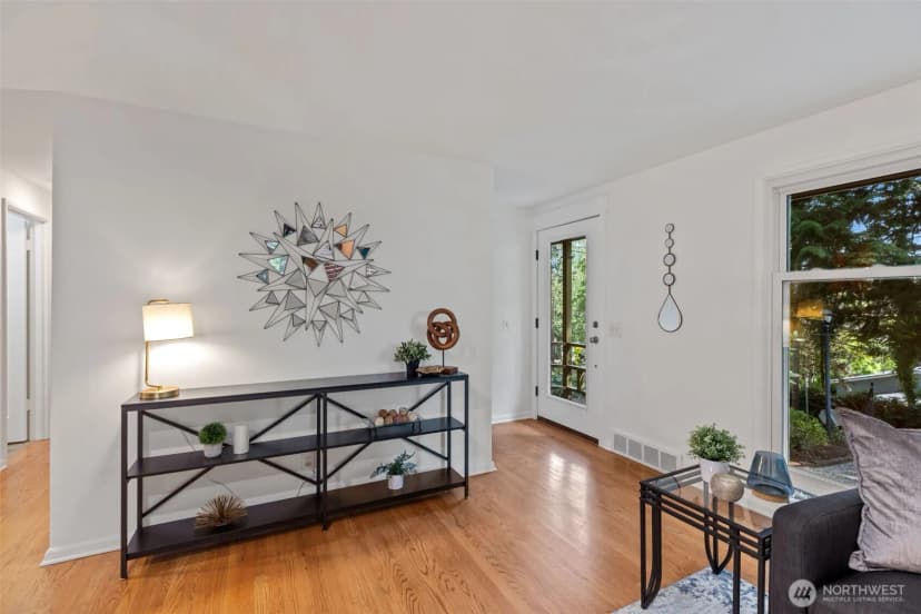 Property photo for 327 108 Avenue Se, Bellevue photo 12