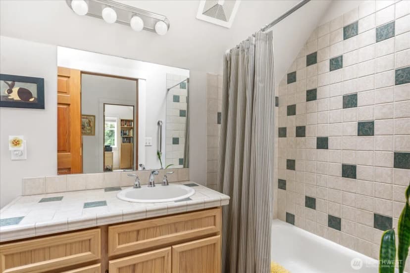 Property photo for 974 Woodside Lane, Langley photo 26