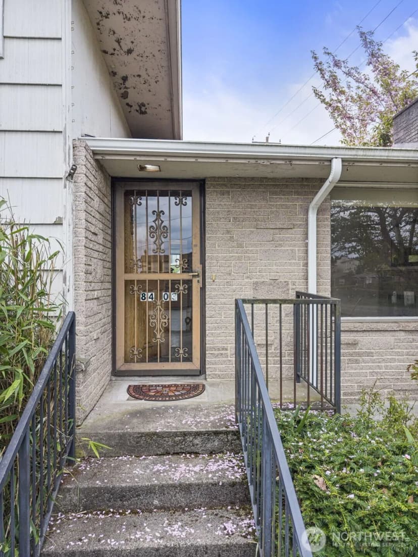 Property photo for 8403 S 120th St, Seattle photo 5