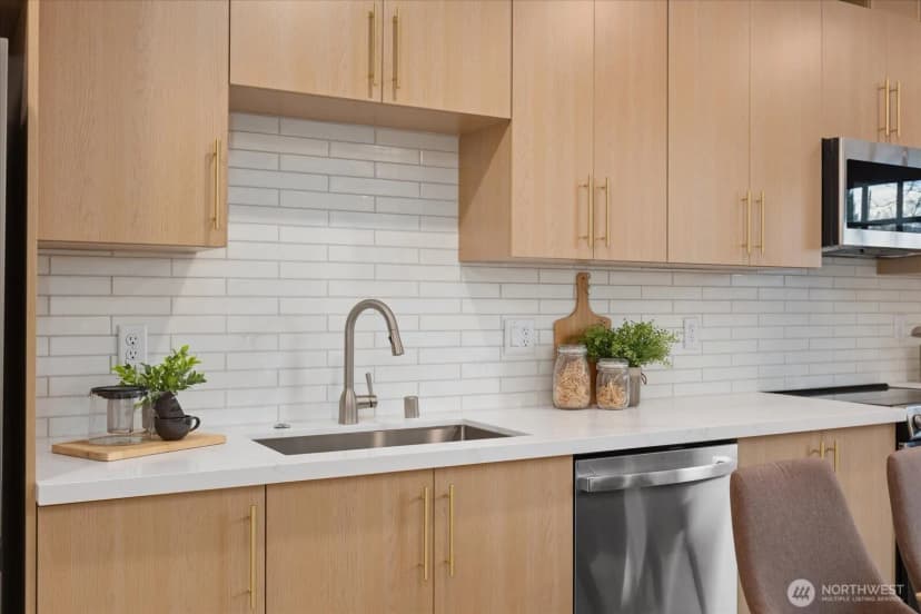 Property photo for 830 S Sullivan Street, Seattle photo 5