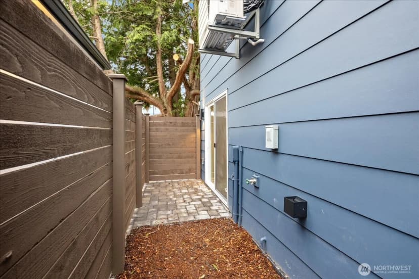 Property photo for 830 S Sullivan Street, Seattle photo 12