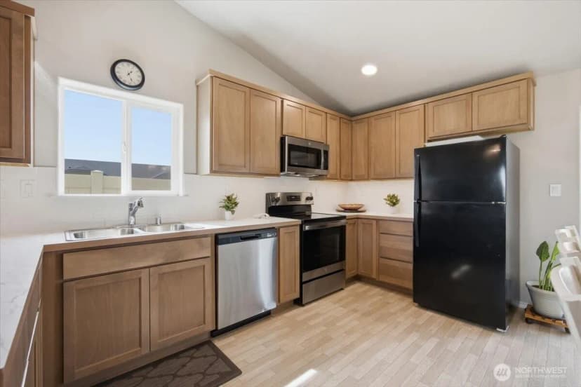 Property photo for 700 Regina Place, Grandview photo 10