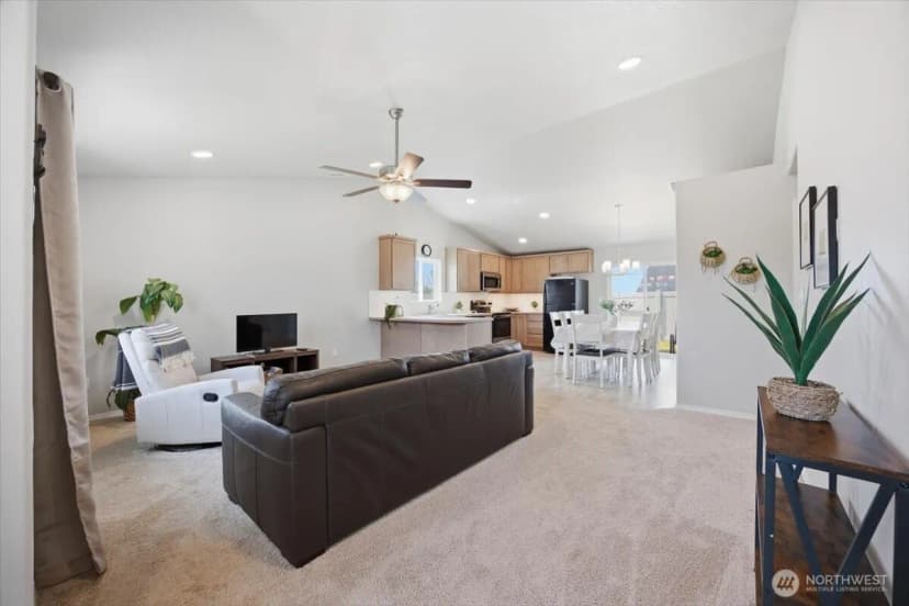 Property photo for 700 Regina Place, Grandview photo 4