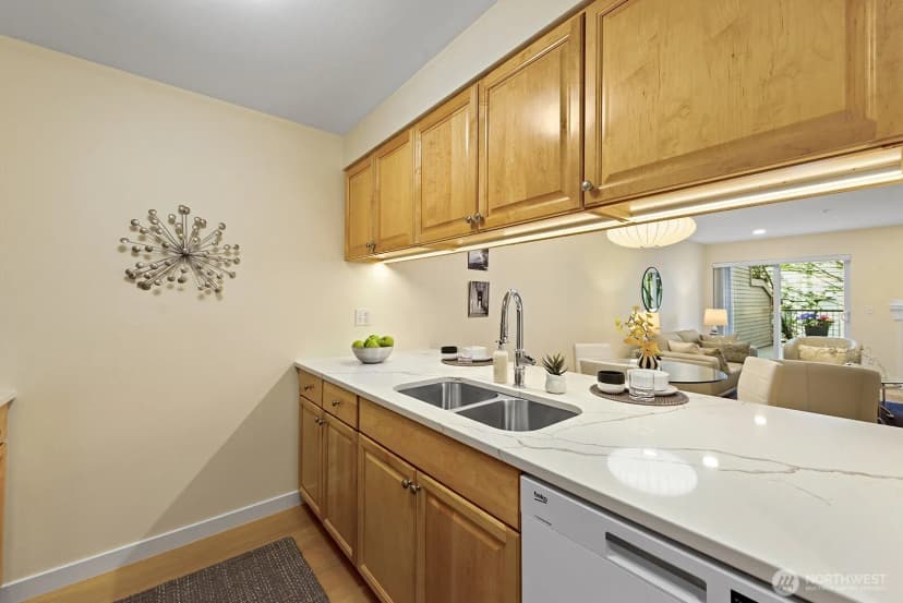 Property photo for 12345 Roosevelt Way Ne #209, Seattle photo 6