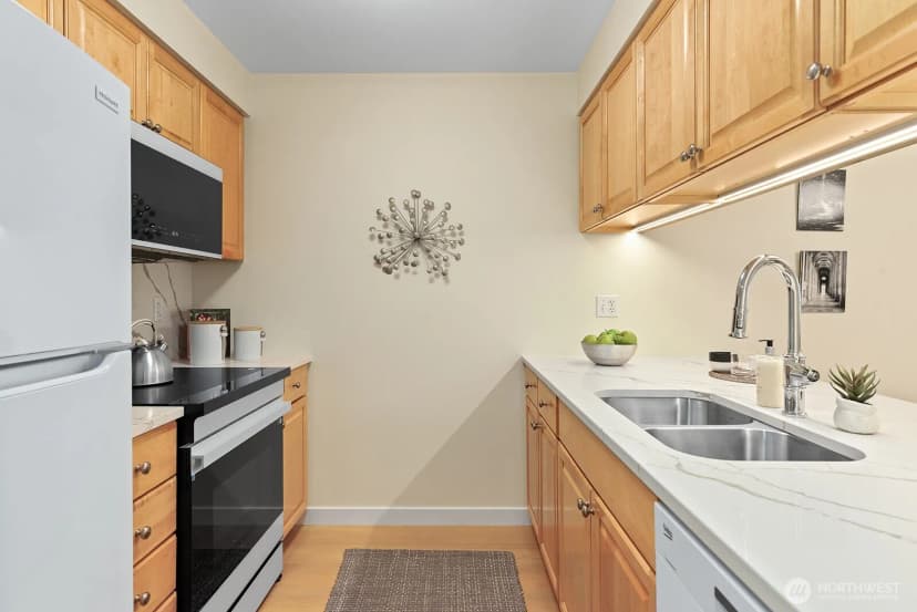 Property photo for 12345 Roosevelt Way Ne #209, Seattle photo 5