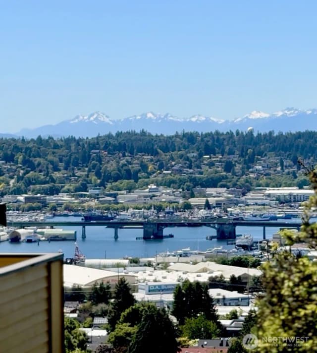 Property photo for 4511 Greenwood Avenue N #6, Seattle photo 2