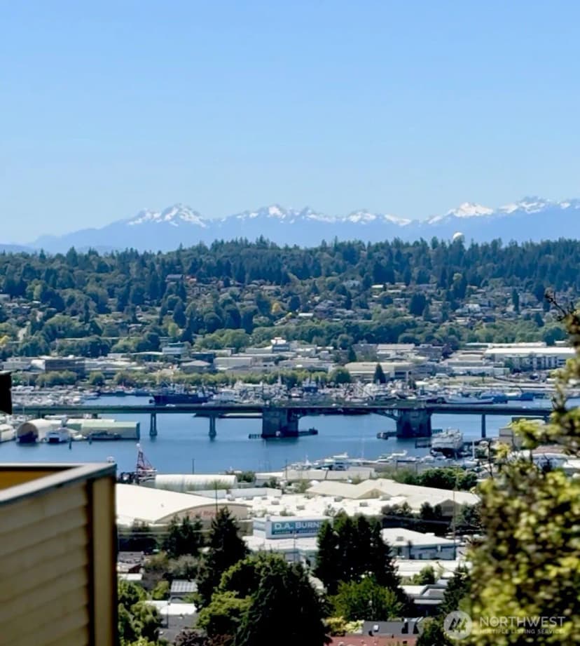Property photo for 4511 Greenwood Avenue N #6, Seattle photo 2