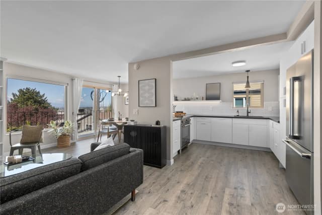 Property photo for 4511 Greenwood Avenue N #6, Seattle photo 3
