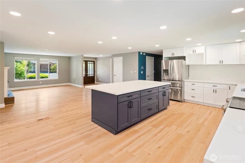 Property photo for 8001 Sapphire Drive Sw, Lakewood photo 10